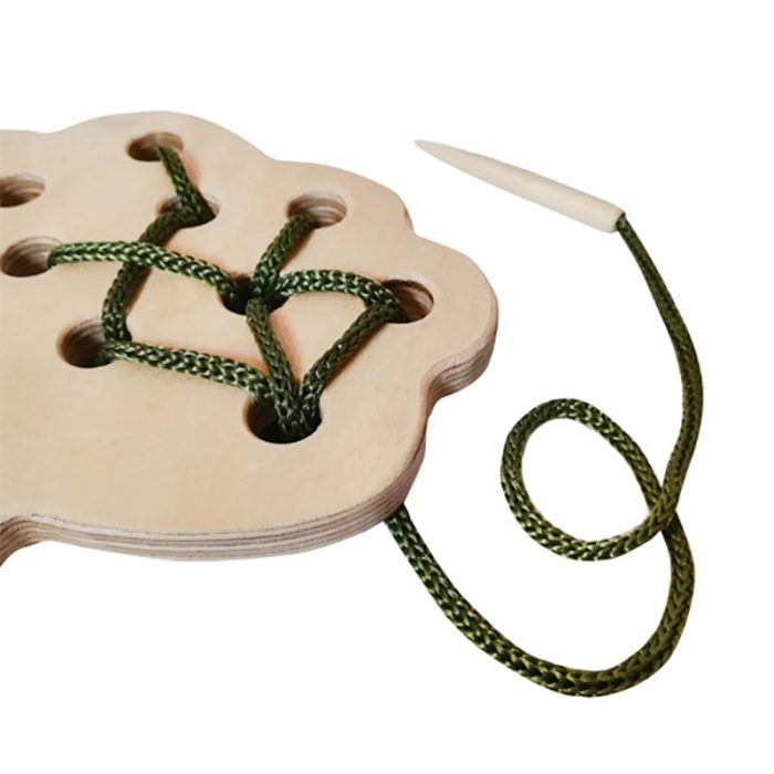 اسباببازی چوبی دارمازو مدل دوخت درخت همراه نخ سبز